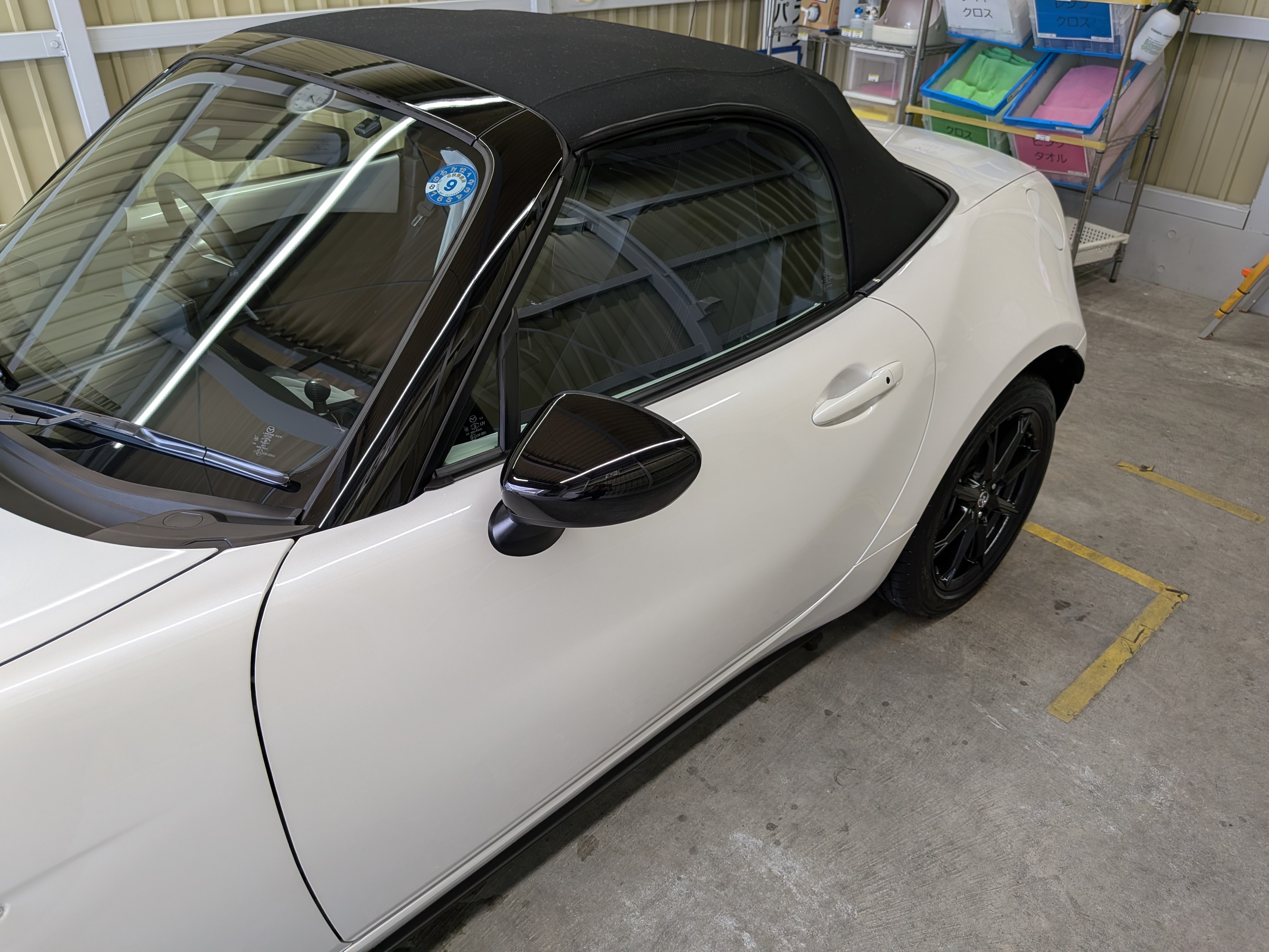 純白のボディと黒いソフトトップの美しいコントラスト